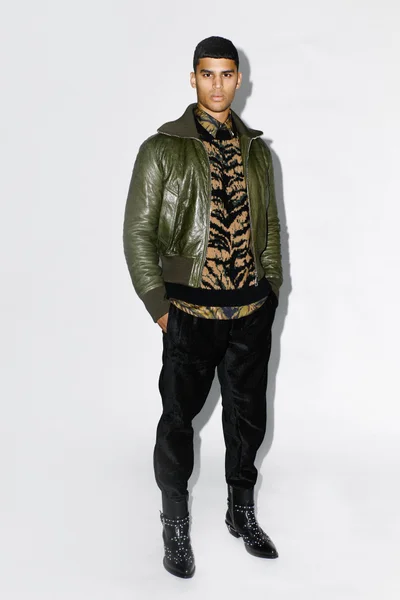 Look 16